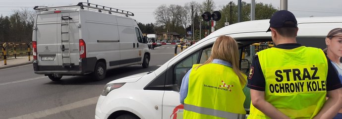 Akcja Bezpieczny Przejazd w Tomaszowie Mazowieckim, Ambasadorzy Bezpieczeństwa rozdają kierowcom ulotki fot. Rafał Wilgusiak PLK 2