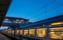 Pociąg na stacji kolejowej.