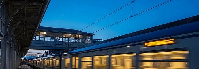 Pociąg na stacji kolejowej.