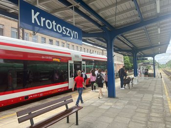 Pociągi podróżni na peronie w Krotoszynie_fot. Radek Śledziński