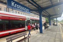 Pociągi podróżni na peronie w Krotoszynie_fot. Radek Śledziński