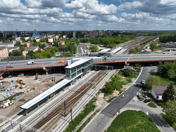 Widok z góry na nowy peron, układ torowy i szklaną galerię Radom Wschodni, fot. A.Lewandowski, P. Mieszkowski