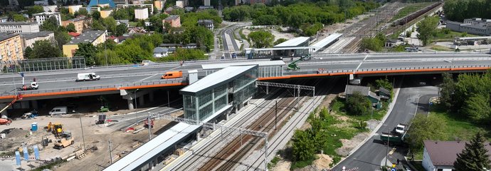 Widok z góry na nowy peron, układ torowy i szklaną galerię Radom Wschodni, fot. A.Lewandowski, P. Mieszkowski