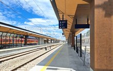 Stacja Zakopane - na peronach są podróżni, obok stoi pociąg, fot. Ewa Majecka-Miłoń (2)