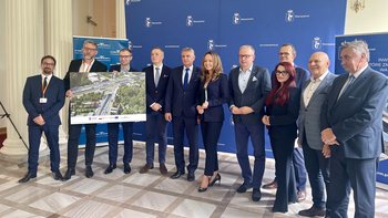 Na zdjęciu uczestnicy spotkania w sprawie podisania umowy na wiadukt na ul. Marsa w Rembertowie.fot. Anna Znajewska Pawluk