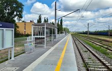 Wiata przystankowa na peronie w Nidzie, fot. Piotr Hamarnik