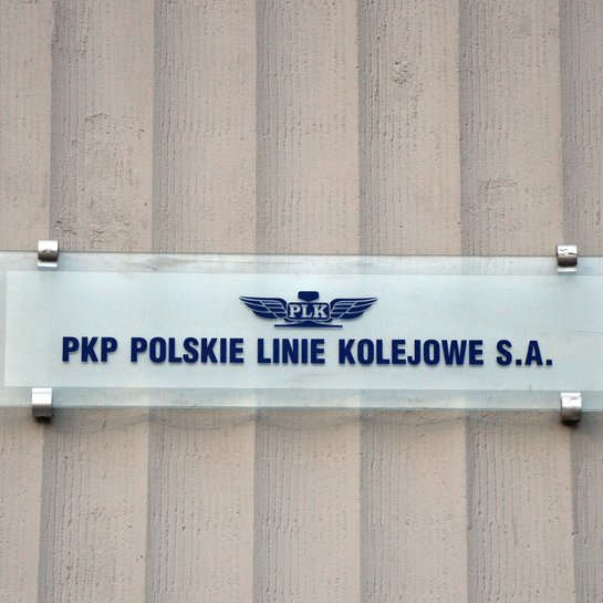 Tablica z logo PKP Polskie Linie Kolejowe S.A.