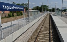 Stacja Zegrze Południowe, widać tory i perony oraz tablicę z nazwą stacji, fot. A.Lewandowski, P. Mieszkowski