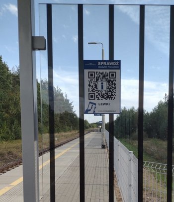 Naklejka z kodem QR na gablocie przystanku Lewki_2_fot.Andrzej Borowski