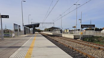 Nowy przystanek Błonie Rokitno, widać peron, tory, wiatę przystankową, fot. A. Sochalski