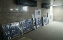 Przygotowane do montażu tablice z nową numeacją na stacji Poznań Główny_fot. Radek Śledziński