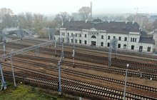 Widok z góry na tory na stacji w Łukowie i budynek dworca, fot. A.Lewandowski, P.Mieszkowski (1)