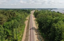 Widok na tory kolejowe między Wieliszewem a Zegrzem Południowym, w oddali Jezioro Zegrzyńskie, fot. A.Lewandowski, P. Mieszkowski