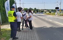 Akcja Bezpieczny Przejazd w Rybniku, Ambasadorzy Bezpieczeństwa przekazują kierowcom i pieszym zasady przekraczania torów, fot. Katarzyna Głowacka (2)