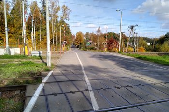 Przejazd kolejowo-drogowy, Andrespol, ul. Brzezińska przecina 4 tory na trasie Łódź - Koluszki, fot. PLK