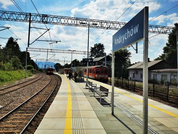 Stacja Andrychów, nowy peron - podróżni wsiadają do pociągów, fot. Anna Zając