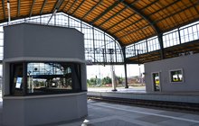 Odnowione posterunki dyżurnych ruchu na przebudowanych peronach. Stacja Legnica. Fot. M. Pabiańska