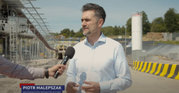 Kadr z filmu: Najdłuższym tunelem kolejowym w Polsce przez Małopolskę