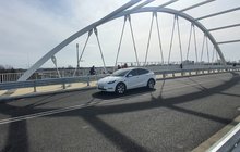 Otwarcie wiaduktu drogowego nad torami w Łowiczu, auta i piesi na obiekcie fot. Anna Jadaś PLK (2)