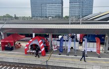 Peron stacji Warszawa Zachodnia ze stoiskiem kampanii Bezpieczny Przejazd_fot. Anna Znajewska-Pawluk
