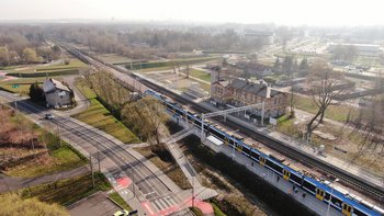 Przystanek Dąbrowa Górnicza Gołonóg, na zdjęciu pociąg przy peronie, fot. Krzysztof Ścigała