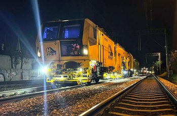 fot. PPMT Podbijarka pracuje na torze w nocy 1. fot. PPMT