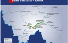 Mapka - linia nr 97 Sucha Beskidzka – Żywiec. U góry napis: Torujemy drogę nowym możliwościom. Rozpoczynamy prace na linii kolejowej nr 97 Sucha Beskidzka – Żywiec W centralnej części: zaznaczony przebieg linii nr 97 Sucha Beskidzka – Żywiec. U dołu logotypy: Krajowy Plan Odbudowy, Unia Europejska, PKP Polskie Linie Kolejowe SA