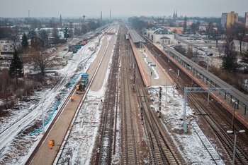 Stacja Zawiercie z lotu ptaka, widać obecne perony i nowobudowany tor, a w tle nowy peron w stacji, fot. Szymon Grochowski