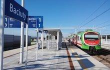 Stacja Baciuty - podróżni wsiadają do pociągu fot. Tomasz Łotowski PKP Polskie Linie Kolejowe SA