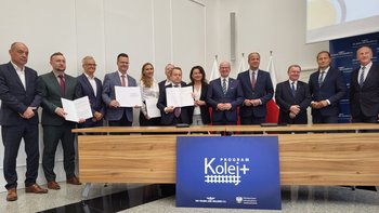 Podpisanie umowy na 3 projekty z programu Kolej Plus w Wielkopolsce fot. Radosław Śledziński