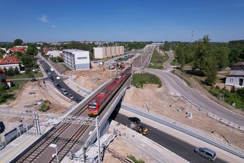 Pociąg przejeżdżający wiaduktem, ul. Kolejowa w Ełku (1)