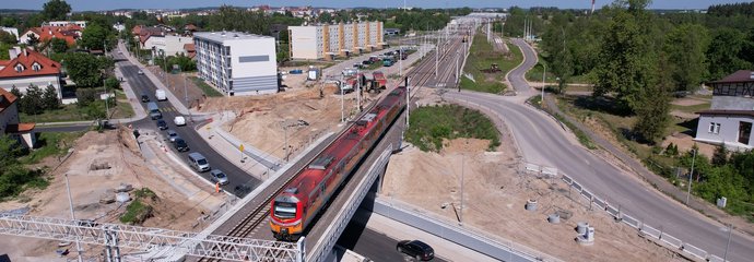 Pociąg przejeżdżający wiaduktem, ul. Kolejowa w Ełku (1)