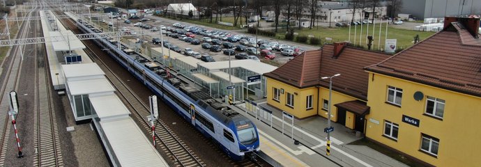 Widok z góry na pociąg, perony i budeynek dworca na stacji Warka, fot. A.Lewandowski, P.Mieszkowski