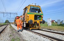 Podbijarka pracuje na linii kolejowej Wrocław- Międzylesie. Fot. M. Pabiańska 06.2024