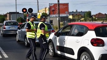 Rozdawanie ulotek kierowcom.
