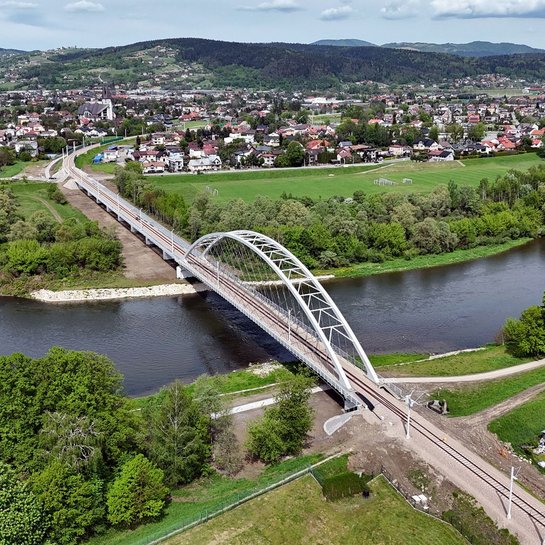Nowy_most_kolejowy_nad_Dunajcem_w_Nowym_Saczu__widok_z_lotu_ptaka__fot._Piotr_Hamarnik