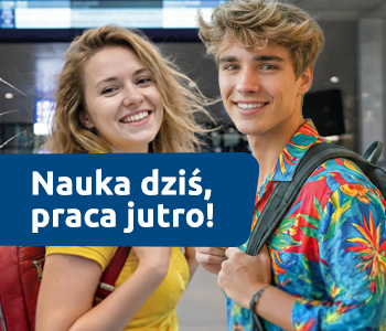 Dwie młode osoby z plecakami stoją na peronie kolejowym, w tle widoczny pociąg. Na grafice widnieje hasło: „Nauka dziś, praca jutro!”.