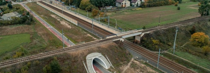 Przystanek w Jasienicy - widok z drona fot. Tomasz Nizielski PKP Polskie Linie Kolejowe SA
