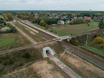 Przystanek w Jasienicy - widok z drona fot. Tomasz Nizielski PKP Polskie Linie Kolejowe SA