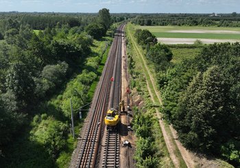 Wykonacy remontują tor w Sierakowiach, widać koparkę, fot. A.Lewandowski, P.Mieszkowski