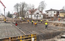 Wykonawcy na budowie konstrukcji tunelu kolejowo-drogowego w Sulejówek fot. Anna Hampel (1)