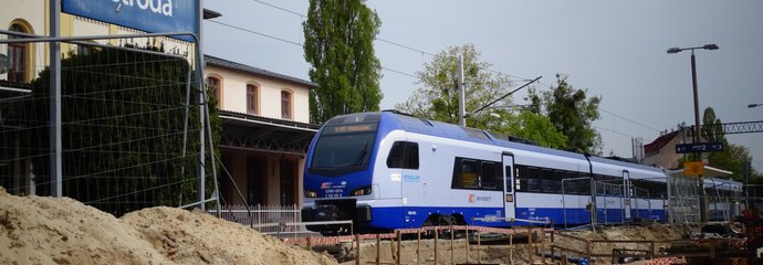 Pociąg przejeżdżający obok budowy konstrukcji przejścia podziemnego_fot. Andrzej Puzewicz