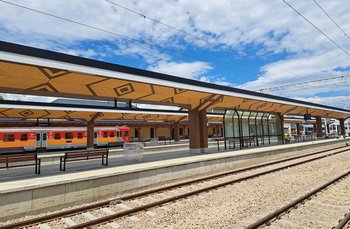 Stacja Zakopane - na peronach są podróżni, obok stoi pociąg, fot. Ewa Majecka-Miłoń (1)