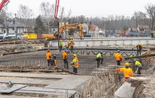 Wykonawcy i maszyny na budowie konstrukcji tunelu kolejowo-drogowego w Sulejówek fot. Anna Hampel