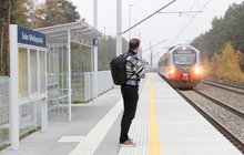 Podróżny na peronie i pociąg na przystanku Solec Wielkopolski, fot. Tomasz Nizielski PKP PLK