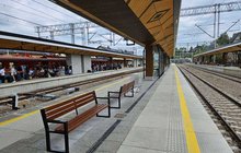 Stacja Zakopane - na peronach są podróżni, obok stoi pociąg, fot. Jacek Dyszy (1)