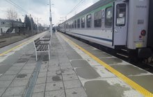 Nowe perony w stacji Grybów, z których podróżni wsiadają wygodnie do pociągu, fot Elżbieta Klimek