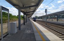 Pociąg przy nowym peronie na stacji Dobiegniew_fot. Bartosz Pietrzykowski (4)