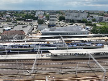 Stacja Olsztyn Główny. Widok z góry na nowe tory, perony i pociągi. W tle budynek nowego dworca_fot. Damian Strzemkowski