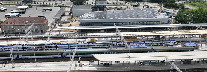 Stacja Olsztyn Główny. Widok z góry na nowe tory, perony i pociągi. W tle budynek nowego dworca_fot. Damian Strzemkowski